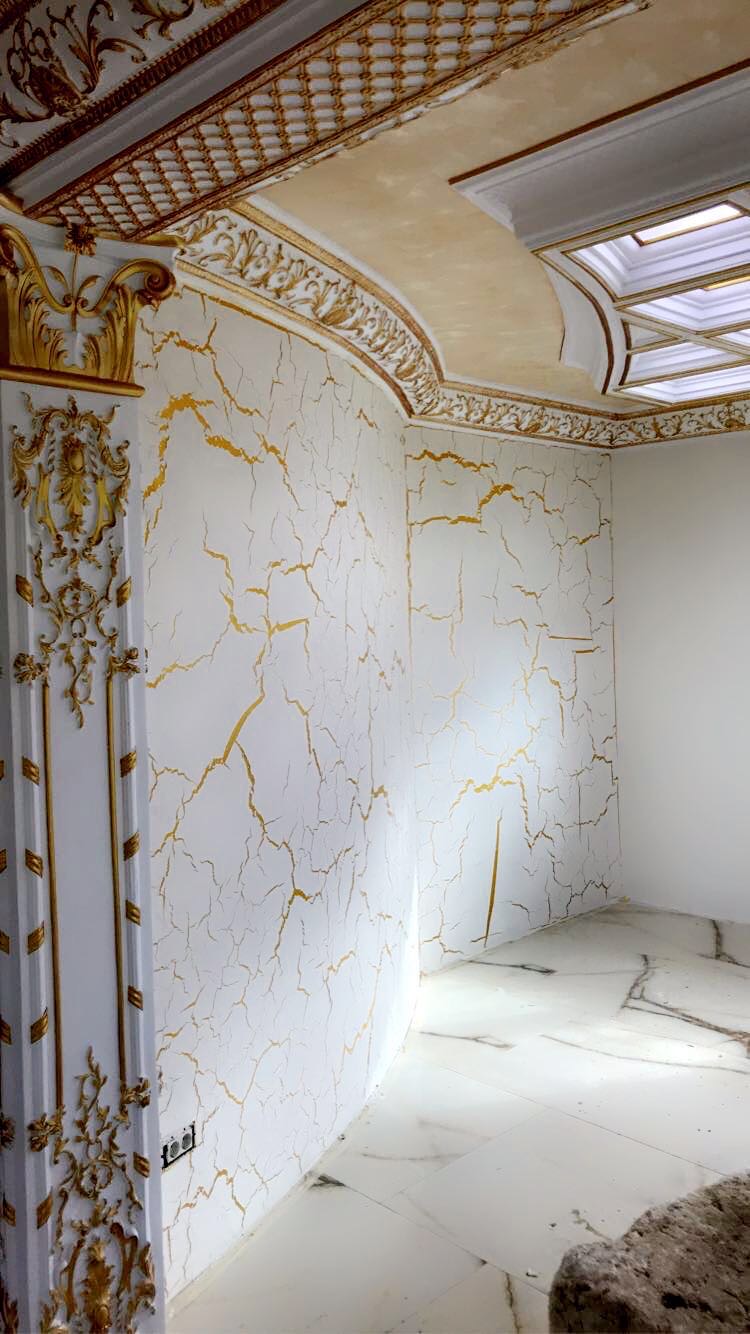 Goldene Wandgestaltung